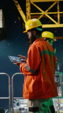 Vertical Video Offshore endüstriyel mühendisleri petrol platformunda verimli petrol ve petrol çıkarma faaliyetlerini garanti altına almak için profesyonel teftiş, emisyon ve risk faktörlerini izlemektedirler. Kamera A