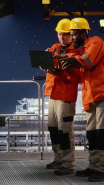 Dikey Video Mühendisleri petrol sondaj platformu üzerindeki doğal gaz çıkarma verilerini değerlendirerek petrol ve doğalgaz endüstrisi içinde verimli bir petrol çıkarma sağladılar. Rafineride Çevre Görevlisi