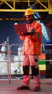 Dikey Video Siyah Mühendisi petrol platformunun dijital incelemesini yapıyor, endüstriyel faaliyetleri modern araçlarla izleyerek doğal gaz ve petrolü çıkarma işleminden elde ediyor. Sondaj kulesi