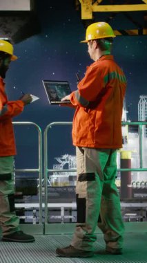 Aurora Borealis altında risk değerlendirmesi ve emisyon takibini yöneten dikey video mühendisi petrol endüstrisinde yakıt çıkarma işlemleri için sorumlu sondaj operasyonlarını garanti ediyor. Kamera A.