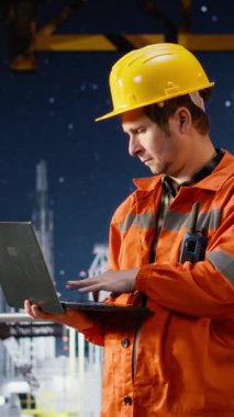 Sanayi platformunda verimli doğalgaz ve petrol çıkarmak için dizüstü bilgisayarla kıyı sondajı operasyonunu dikey video uzmanı değerlendirdi. Petrol endüstrisinin çevresel etkisi