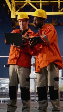 Deniz petrol platformundaki dikey video çevre memurları denizden çıkarma verilerini değerlendirmek, kontrol etmek ve okyanus ekosistemindeki doğal yakıt ve petrolün dengesini sağlamak için radyo aracılığıyla iletişim kuruyorlar.