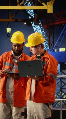 Vertical Video Environmental Enginers off-shore platform denetimleri yapıyor, petrol sondaj ekstraksiyonunu izliyorlar deniz petrol endüstrisinde verimli sondaj operasyonlarını sağlamak için. Kamera A.