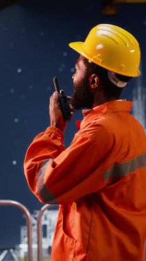 Dikey Görüntü Offshore mühendisi geceleri telsiz aracılığıyla sondaj sistemlerinin faaliyetlerini izlemek ve petrol kontrolü ve çıkarma uygulamalarını desteklemek için konuşuyor. Yağ pompalaması. Kamera B.