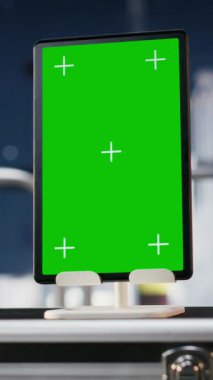 Verimli petrol üretimi için görselleştirme, kalibrasyon ve onarım işlemlerini destekleyen, offshore platformundaki mekanik bakım programı için kullanılan dikey video dikey yeşil ekran