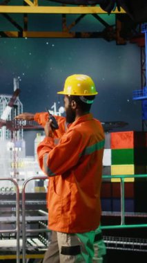 Bir deniz petrol platformundaki düşey video mühendisi, denetimi koordine etmek için telsiz kullanıyor ve petrol üretimi sanayiinde verimli doğalgaz ve petrol üretimini sağlıyor. Açıklar platformu