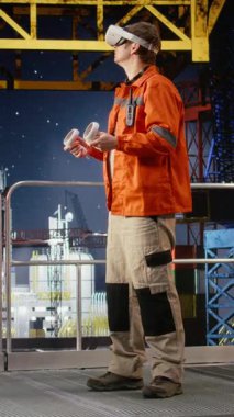 Deniz aşırı sondaj kulesini incelemek için sanal gerçeklik ekipmanı kullanan dikey video mühendisi, petrol platformu işlemleri, bakım ve imalat sistemleri için gelişmiş görselleştirme uyguluyor