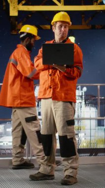 Offshore sondaj platformunda düşey video mühendisi telsiz görüşleri, yakıt ve petrol sondajındaki doğal petrol çıkarma koordinasyonunu sağlıyor. Verimli fosil yakıt üretimi. Kamera A.