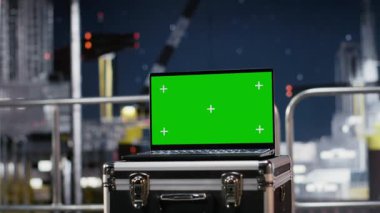 Otomasyon yazılımıyla deniz aşırı sondaj sondaj kalibrasyonunu ve lojistiği destekleyen dizüstü bilgisayarda yeşil ekran. Petrol ve doğalgaz endüstrisinde petrol üretiminin iyileştirilmesi.