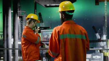 Denizaşırı platformdaki kara mühendis emisyon verilerini, petrol ve fosil yakıtları deniz habitatından çıkarmasını izliyor. Aurora Borealis altında petrol üretim operasyonları. Kamera B.