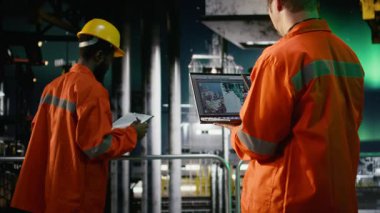 Offshore platform çalışanı, kuzey ışıkları altında petrol çıkarma faaliyetlerini güvence altına alıyor, gelişmiş mühendislik ve araçlarla petrol üretimi için doğal gaz operasyonları yürütüyor. Kamera A.