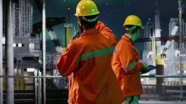 Deniz petrol platformundaki siyah mühendis, denetimi koordine etmek için telsiz kullanıyor ve petrol üretimi sanayii için verimli doğalgaz ve akaryakıt üretimini sağlıyor. Offshore platformu. Kamera B.