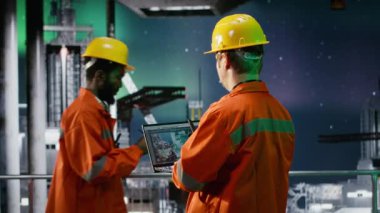 Aurora borealis altında risk değerlendirmesi ve emisyon takibini yöneten açık deniz mühendisi petrol endüstrisinde yakıt alımı için sorumlu sondaj operasyonlarını güvence altına aldı. Kamera B.