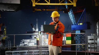 Deniz aşırı platformda gülümseyen mühendisin portresi dizüstü bilgisayarda analiz yapıyor, sondaj işlemleri verimli petrol ve yakıt çıkarma ile aynı hizada. Doğal gazlı deniz ekosistemi. Kamera A.