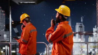 Açık deniz mühendisi geceleri telsiz aracılığıyla sondaj sondaj sistemlerinin faaliyetlerini izlemek ve petrol kontrolü ve çıkarma uygulamalarını desteklemek için konuşuyor. Yağ pompalaması. Kamera B.