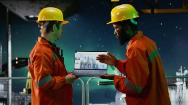 Kuzey ışıkları altında petrol ve gaz endüstrisi içindeki emisyon kontrolü ve verimliliğe odaklanan çeşitli mühendisler, sondaj platformu izleme operasyonel sistemleri üzerinde çalışıyorlar. Kamera B.