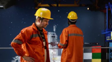 Offshore petrol platformu mühendisi, tedirgin ve endişeli bir şekilde, deniz ekosistemlerinden verimli doğal gaz ve petrol çıkarımını denetlemeye çalışıyor. Sabırsız işçi. Kamera B.