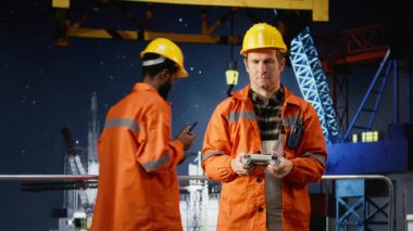 Offshore mühendisi sondaj platformunun bakım ve teftişi, UAV teknolojisi ve uzaktan kontrol sistemlerinin verimli petrol ve petrol çıkarma için entegre edilmesi amacıyla insansız hava aracı kullanıyor. Kamera B.