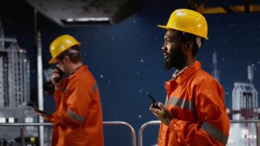 Denizcilik petrol platformunda çalışan işçiler sondaj işlemleri için radyo iletişimini kullanarak endüstriyel fosil yakıtlar ve doğal gaz çıkarma kurallarına uymayı sağlıyorlar. Petrol endüstrisi. Kamera B.