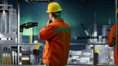 Petrol üretim operasyonları sırasında telsiz aracılığıyla koordinasyon sağlayan açık deniz mühendisi, kuzey ışıkları altında doğal gaz emisyon gözlemi. Petrol çıkarma kurallarına uymak. Kamera B.