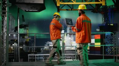 Denizaşırı platformdaki kara mühendis emisyon verilerini, petrol ve fosil yakıtları deniz habitatından çıkarmasını izliyor. Aurora Borealis altında petrol üretim operasyonları. Kamera A.