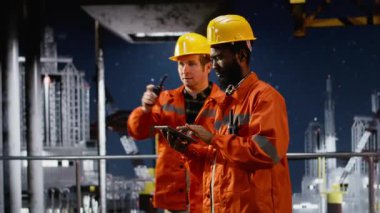 Radyo cihazlarıyla iletişim kuran endüstriyel işçiler kıyı platformu platformunda teftiş ve izleme görevleri yerine getiriyorlar, sanayi içinde benzin ve petrol üretimini destekliyorlar. Kamera B.