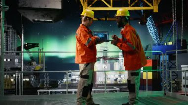 Offshore mühendisleri, sondaj sondajı işlemleri için dizüstü bilgisayarda yapay zeka kullanarak okyanus ekosistemindeki güvenli petrol ve gaz çıkarma faaliyetlerini destekliyor. Kamera A.