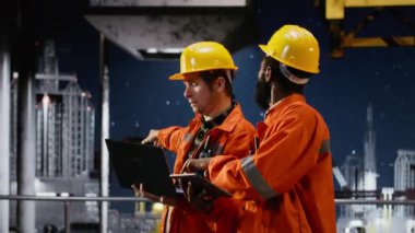 Deniz petrol platformundaki çevre memurları denizden çıkarma verilerini değerlendirmek, kontrol etmek ve okyanus ekosistemindeki doğal yakıt ve petrolün dengesini sağlamak için radyo aracılığıyla iletişim kuruyorlar. Kamera B.