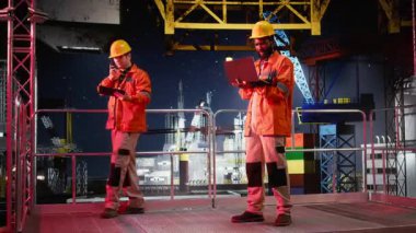 Petrol platformunun dijital incelemesini yapan siyah mühendis, endüstriyel faaliyetleri doğal gaz ve petrolü çıkarma yoluyla elde etmek için modern araçlarla izliyor. Sondaj kulesi. Kamera A.