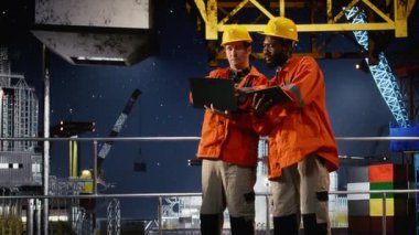 Deniz petrol platformundaki çevre memurları denizden çıkarma verilerini değerlendirmek, kontrol etmek ve okyanus ekosistemindeki doğal yakıt ve petrolün dengesini sağlamak için radyo aracılığıyla iletişim kuruyorlar. Kamera A.