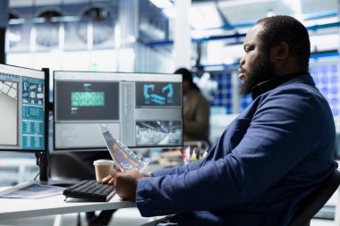 Verileri değerlendiren, güneş paneli üretiminde verimlilik ve yenilikleri yöneten bir fabrikada enerji alanında profesyonel danışman. Mühendislik hassasiyeti ve sürdürülebilirliği.