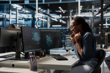 Veri merkezindeki heyecanlı mühendis başarılı yapay zeka uygulamasını kutluyor. Gülümseyen sunucu merkezi çalışanı yapay zeka modelinin ardından heyecanlanan ideal sonuçlarla eğitim sürecini tamamladı