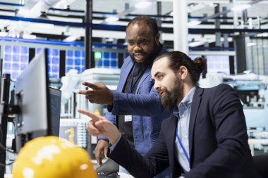 Sanayi uzmanları iş ortakları, yenilenebilir enerji üretim sisteminin en yüksek güneş teknolojisi standartlarını karşılaması için üretim sürecini iyileştirmek üzere bir takım olarak çalışırlar..