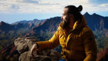 Trekker nefes kesen bir dağ sırasının tepesine tırmanıyor ve dinlenirken nefes kesici manzarada sırılsıklam oluyor. Bir doğa aşığı olarak kişisel başarısıyla gurur duyuyor. Kamera A.