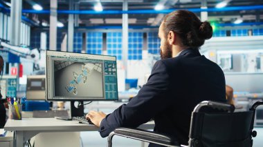 Fotovoltaik fabrikasında arızalı sistem teşhisi koyan kişi. Güneş panelleri. Tekerlekli sandalyedeki felçli fabrika işçisi. Sistem güvenilirliğini koruyor.