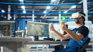 Photovoltaics fabrika mühendisi VR kulaklık kullanarak verileri analiz ediyor, sistem sağlığını gözden geçiriyor. Güneş panelleri, sanal gerçeklik teknolojisi, hata teşhisi, kamera A kullanarak çalışanların sorun giderme sorunlarını yerleştirir.