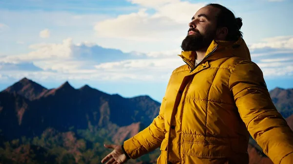 Doğanın farkındalığını ve zihinsel berraklığını yaşayan maceracı, dağın tepesinde kararlılık ve dayanıklılık gösteriyor. Huzurlu bir gezgin aşırı yürüyüş yapıyor. Kamera A.