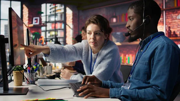 Çağrı merkezi müdürü, canlı sohbet desteği sağlayan, müşteri şikâyetleriyle ilgilenen işçiler için eğitim yapıyor. Takım lideri ve stajyer tatmin olmamış müşterilerle ilgileniyor, çözümler sunuyor, kamera B