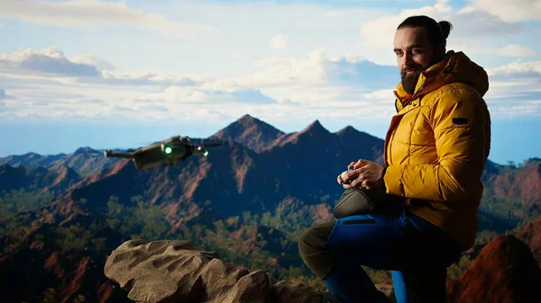 İçerik üreticisi temiz havanın tadını çıkarıyor ve insansız hava aracıyla çekim yapıyor, Mountain Range Valley hava sahasında profesyonel video kaydediyor. Nüfuzlu kişi son seyahat videosunu kaydediyor. Kamera A.