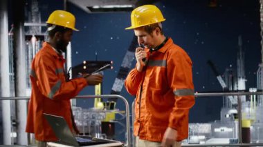 Çevre mühendisi, deniz aşırı platform sistemlerini incelemek, verimli yakıt üretimi ve petrol ve doğalgaz ihracına uyum sağlamak için radyo iletişimini kullanıyor. Kamera A.