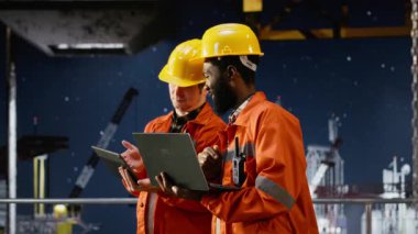 Çevre memurları kıyı platformunda petrol sondaj sistemlerini denetliyor, gelişmiş yazılım uygulamalarıyla karbon ayak izi verilerini izliyorlar. Deniz koruma standartları. Kamera B.