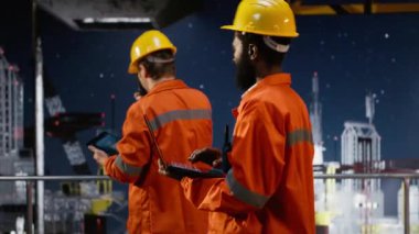 Deniz aşırı platformda çalışan siyah erkek mühendis, petrol ve fosil yakıtları elde etmek için endüstriyel deniz teknolojisini entegre ederek dizüstü bilgisayarla sondaj yönetimi yapıyor. Petrol endüstrisi. Kamera B.