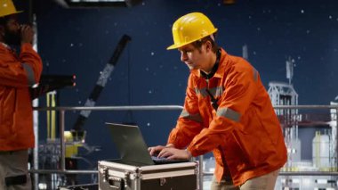 Petrol kuyusu çıkarma operasyonlarıyla mücadele eden umutsuz bir mühendis risk değerlendirmesi ve denetlemelerle hayal kırıklığına uğruyor. Deniz çevresinin korunmasından endişe ediyor. Kamera B.