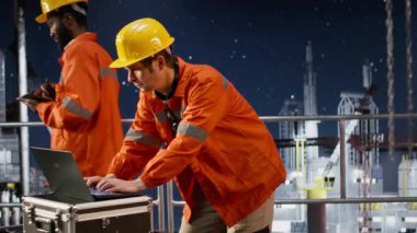 Offshore mühendisi platformdaki petrol çıkarma faaliyetleri konusunda hayal kırıklığına uğramış, çevresel etkilerden endişe duyan, dizüstü bilgisayardaki petrol değerlendirmesi konusunda endişeli bir uzman. Terli bir çalışan. Kamera B.