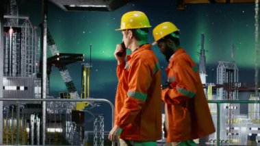 Petrol platformundaki çevre memurları radyo cihazları aracılığıyla iletişim kuruyor, sondaj denetimlerini yönetiyor ve petrol endüstrisinde fosil yakıtların çıkarılması için güvenlik önlemleri alıyorlar. Kamera B.