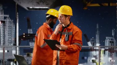 Petrol platformu çalışanı, risk değerlendirmesi ve verimli doğalgaz veya fosil yakıt çıkarma hakkında düşünerek deniz aşırı sondaj operasyonlarını not alıyor ve gözlemliyor. Yağ pompası. Kamera B.