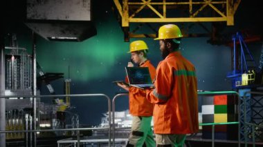 Denizcilik petrol platformunda çalışan çevre memurları aurora borealis altında yapay zeka teknolojisi kullanıyorlar. Doğal gaz ve yakıt yönetimi ve çıkarma için dizüstü bilgisayarda makine öğrenme yazılımı. Fosil yakıtlar. Kamera A.