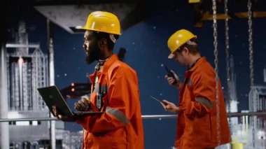 Sondaj platformundaki çevre subayı kıyı güvertesinden doğal gaz ve petrol çıkarma endüstriyel faaliyetlerini izliyor. Okyanus habitatından petrol üretimi. Kamera B.