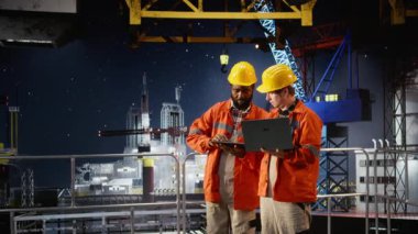 Sahil ötesi platform kontrolleri yapan çevre mühendisleri, deniz petrol endüstrisinde verimli sondaj çalışmalarını sağlamak için petrol sondaj sondajı çıkarımını izliyorlar. Kamera A.