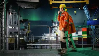 Petrol platformundaki çevre memurları radyo cihazları aracılığıyla iletişim kuruyor, sondaj denetimlerini yönetiyor ve petrol endüstrisinde fosil yakıtların çıkarılması için güvenlik önlemleri alıyorlar. Kamera A.